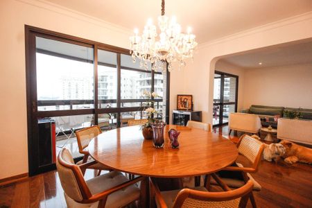 Apartamento à venda com 221m², 4 quartos e 4 vagas Apartamento à venda com 221m², 4 quartos e 4 vagasSala de jantar