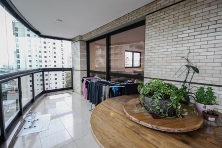 Apartamento à venda com 221m², 4 quartos e 4 vagas Apartamento à venda com 221m², 4 quartos e 4 vagasVaranda