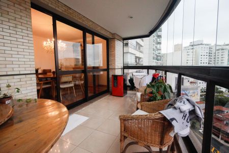 Apartamento à venda com 221m², 4 quartos e 4 vagas Apartamento à venda com 221m², 4 quartos e 4 vagasVaranda