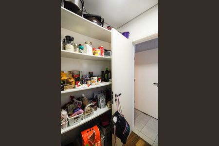 Apartamento à venda com 221m², 4 quartos e 4 vagas Apartamento à venda com 221m², 4 quartos e 4 vagasQuarto de Serviço