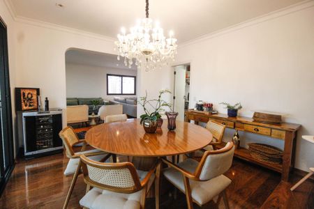 Apartamento à venda com 221m², 4 quartos e 4 vagas Apartamento à venda com 221m², 4 quartos e 4 vagasSala de jantar