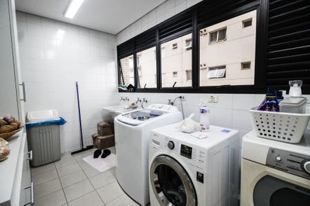 Apartamento à venda com 221m², 4 quartos e 4 vagas Apartamento à venda com 221m², 4 quartos e 4 vagasÁrea de Serviço