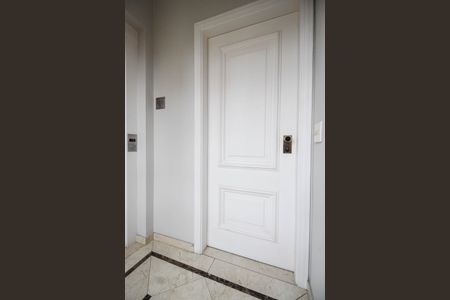 Apartamento à venda com 221m², 4 quartos e 4 vagas Apartamento à venda com 221m², 4 quartos e 4 vagasHall social