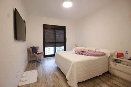 Apartamento à venda com 221m², 4 quartos e 4 vagas Apartamento à venda com 221m², 4 quartos e 4 vagasSuíte