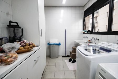 Apartamento à venda com 221m², 4 quartos e 4 vagas Apartamento à venda com 221m², 4 quartos e 4 vagasÁrea de Serviço