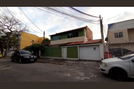 Casa à venda com 370m², 5 quartos e 2 vagasFachada