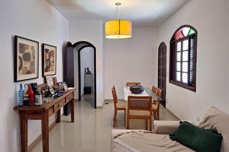 Casa à venda com 396m², 2 quartos e 2 vagasSala