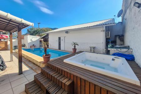 Casa à venda com 396m², 2 quartos e 2 vagasQuintal