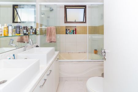 Apartamento à venda com 227m², 3 quartos e 3 vagasBanheiro da Suíte