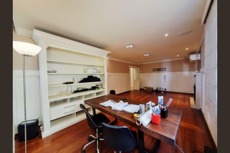 Casa de condomínio à venda com 754m², 4 quartos e 4 vagas Casa de condomínio à venda com 754m², 4 quartos e 4 vagasEscritório