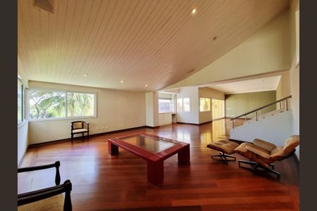 Casa de condomínio à venda com 754m², 4 quartos e 4 vagas Casa de condomínio à venda com 754m², 4 quartos e 4 vagasSala