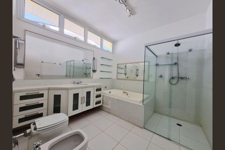 Casa de condomínio à venda com 754m², 4 quartos e 4 vagas Casa de condomínio à venda com 754m², 4 quartos e 4 vagasBanheiro da Suíte 1