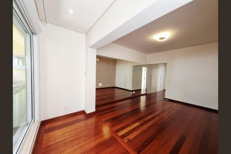 Casa de condomínio à venda com 754m², 4 quartos e 4 vagas Casa de condomínio à venda com 754m², 4 quartos e 4 vagasSuíte 2