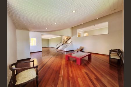 Casa de condomínio à venda com 754m², 4 quartos e 4 vagas Casa de condomínio à venda com 754m², 4 quartos e 4 vagasSala