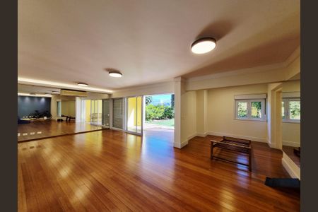 Casa de condomínio à venda com 754m², 4 quartos e 4 vagas Casa de condomínio à venda com 754m², 4 quartos e 4 vagasÁrea Privativa