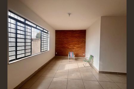 Casa à venda com 153m², 3 quartos e 2 vagas Casa à venda com 153m², 3 quartos e 2 vagasSala