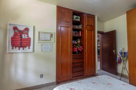 Casa de condomínio à venda com 420m², 3 quartos e 6 vagas Casa de condomínio à venda com 420m², 3 quartos e 6 vagasQuarto 1