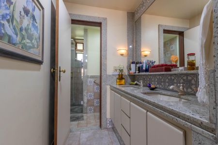 Casa de condomínio à venda com 420m², 3 quartos e 6 vagas Casa de condomínio à venda com 420m², 3 quartos e 6 vagasBanheiro Social