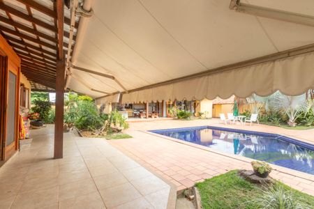 Casa de condomínio à venda com 420m², 3 quartos e 6 vagas Casa de condomínio à venda com 420m², 3 quartos e 6 vagasÁrea externa