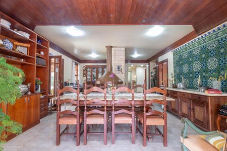 Casa de condomínio à venda com 420m², 3 quartos e 6 vagas Casa de condomínio à venda com 420m², 3 quartos e 6 vagasSala