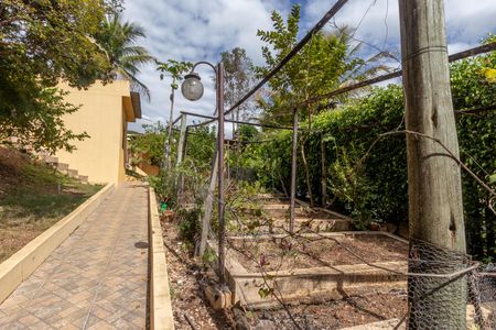 Casa de condomínio à venda com 420m², 3 quartos e 6 vagas Casa de condomínio à venda com 420m², 3 quartos e 6 vagasHorta