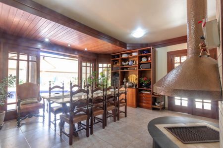 Casa de condomínio à venda com 420m², 3 quartos e 6 vagas Casa de condomínio à venda com 420m², 3 quartos e 6 vagasSala