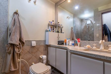 Casa de condomínio à venda com 420m², 3 quartos e 6 vagas Casa de condomínio à venda com 420m², 3 quartos e 6 vagasBanheiro da Suíte