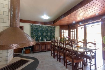 Casa de condomínio à venda com 420m², 3 quartos e 6 vagas Casa de condomínio à venda com 420m², 3 quartos e 6 vagasSala