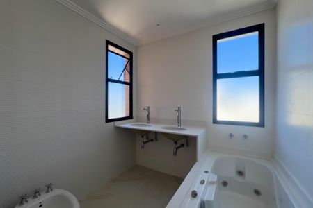 Apartamento à venda com 432m², 3 quartos e 5 vagasBanheiro da Suíte 1