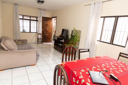 Casa à venda com 150m², 3 quartos e 2 vagasSala