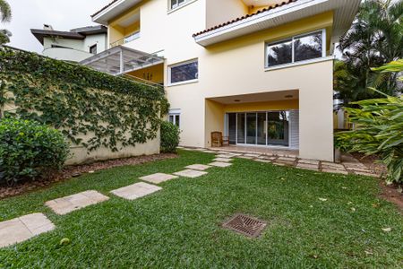 Casa de condomínio à venda com 754m², 4 quartos e 6 vagas Casa de condomínio à venda com 754m², 4 quartos e 6 vagasÁrea Externa