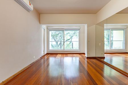 Casa de condomínio à venda com 754m², 4 quartos e 6 vagas Casa de condomínio à venda com 754m², 4 quartos e 6 vagasQuarto 4