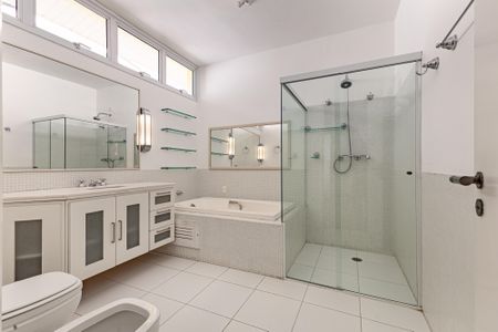 Casa de condomínio à venda com 754m², 4 quartos e 6 vagas Casa de condomínio à venda com 754m², 4 quartos e 6 vagasBanheiro 2