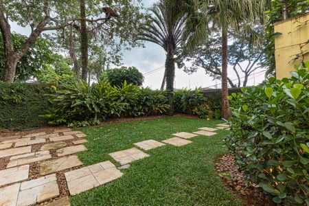 Casa de condomínio à venda com 754m², 4 quartos e 6 vagas Casa de condomínio à venda com 754m², 4 quartos e 6 vagasÁrea Externa