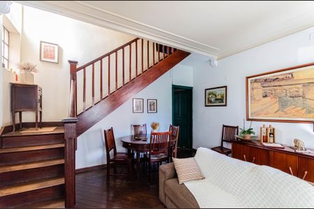 Casa à venda com 216m², 2 quartos e 2 vagas Casa à venda com 216m², 2 quartos e 2 vagasSala