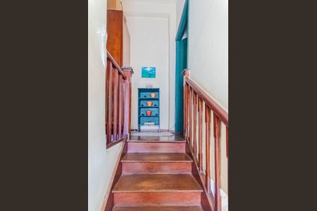 Casa à venda com 216m², 2 quartos e 2 vagas Casa à venda com 216m², 2 quartos e 2 vagasEscada