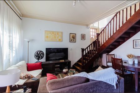 Casa à venda com 216m², 2 quartos e 2 vagas Casa à venda com 216m², 2 quartos e 2 vagasSala