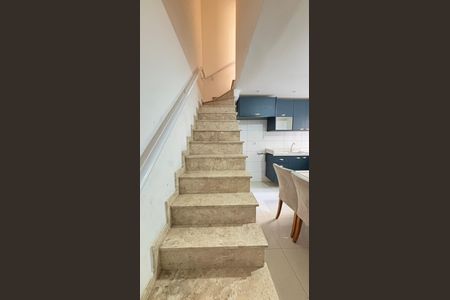 Apartamento à venda com 110m², 2 quartos e 1 vaga Apartamento à venda com 110m², 2 quartos e 1 vagaEscada da Cozinha