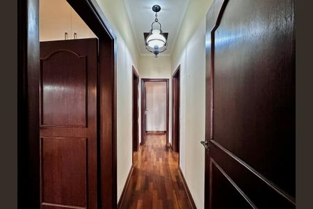 Casa à venda com 289m², 3 quartos e 2 vagas Casa à venda com 289m², 3 quartos e 2 vagasCorredor Suítes