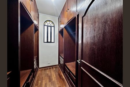 Casa à venda com 289m², 3 quartos e 2 vagas Casa à venda com 289m², 3 quartos e 2 vagasCloset Suíte 3