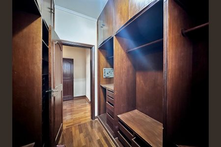 Casa à venda com 289m², 3 quartos e 2 vagas Casa à venda com 289m², 3 quartos e 2 vagasCloset Suíte 3