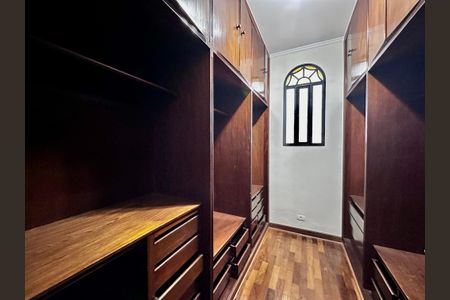 Casa à venda com 289m², 3 quartos e 2 vagas Casa à venda com 289m², 3 quartos e 2 vagasCloset Suíte 3