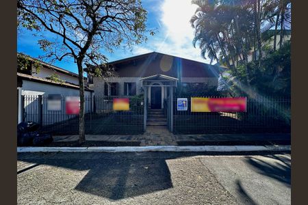 Casa à venda com 289m², 3 quartos e 2 vagas Casa à venda com 289m², 3 quartos e 2 vagasFachada