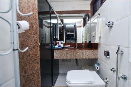 Apartamento à venda com 466m², 4 quartos e 5 vagasBanheiro da Suíte 2