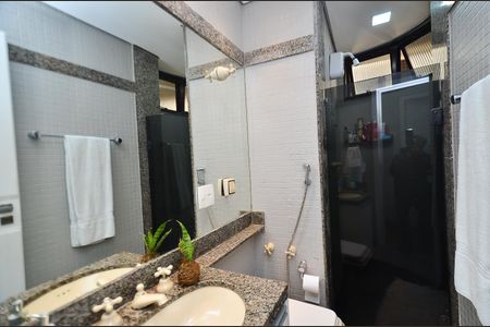 Apartamento à venda com 466m², 4 quartos e 5 vagasBanheiro social