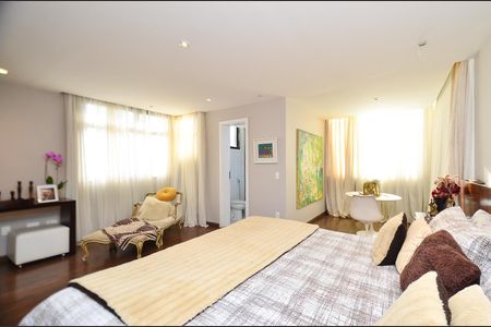 Apartamento à venda com 466m², 4 quartos e 5 vagasSuíte 1