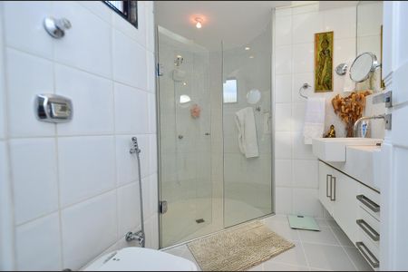 Apartamento à venda com 466m², 4 quartos e 5 vagasBanheiro da Suíte 1