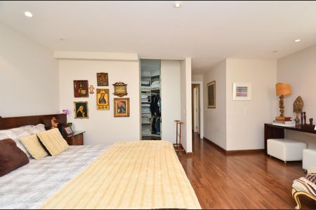 Apartamento à venda com 466m², 4 quartos e 5 vagasSuíte 1