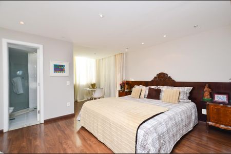 Apartamento à venda com 466m², 4 quartos e 5 vagasSuíte 1