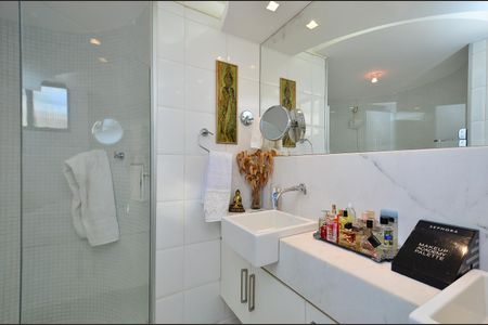 Apartamento à venda com 466m², 4 quartos e 5 vagasBanheiro da Suíte 1